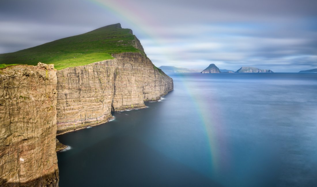 L'arcobaleno e le nuvole. Credits Nick Fox / Shutterstock