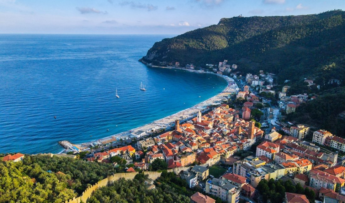 Noli, il borgo vecchio e le mura del castello del Monte Ursino. Credits AerialDronePics / Shutterstock