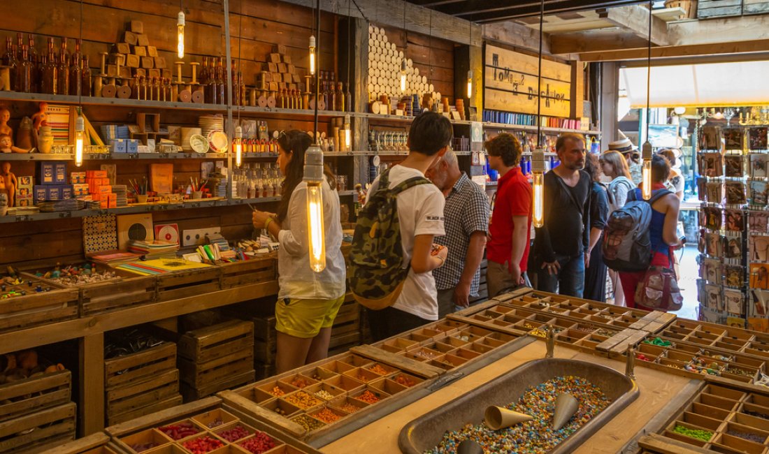 Una bottega del mercatino di Saint Ouen. Credits Oleg Asinimov / Shutterstock