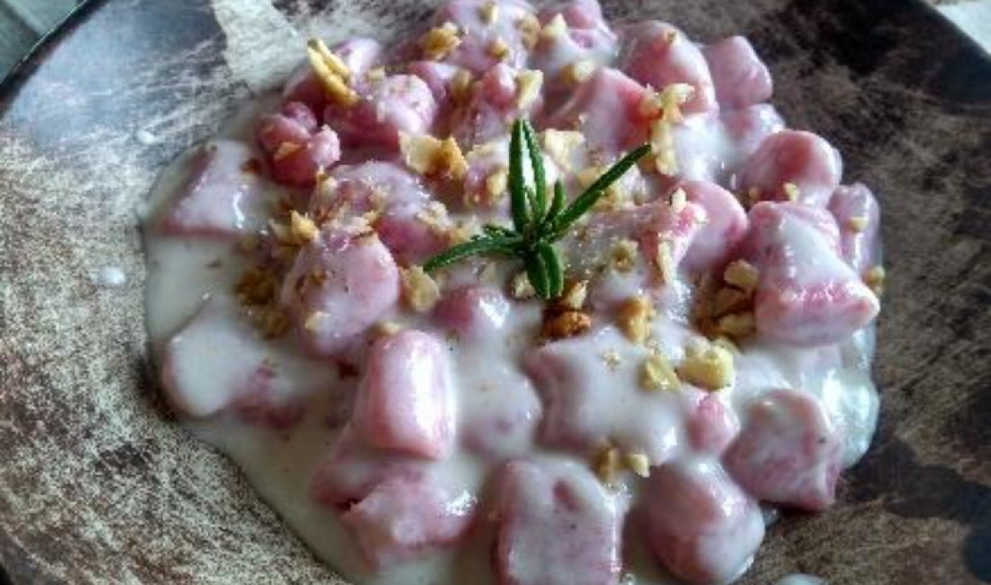 Gnocchi di Patate e barbabietole con fonduta | Credit Umberto Miele