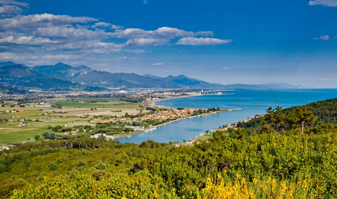 La foce del fiume Magra vista da Montemarcello. Credits Paolo Borella / Shutterstock