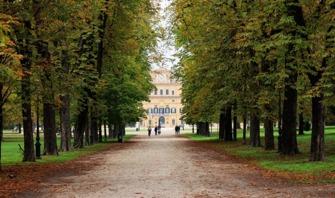 Un viale del Parco Ducale; sullo sfondo, il palazzo. Credits PHLD Luca / Shutterstock