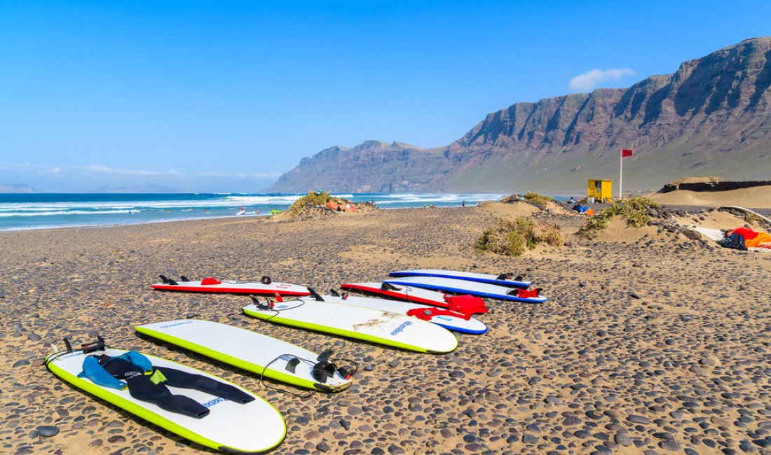 Famara è perfetta per il surf. Credits Pawel Kazmierczak / Shutterstock