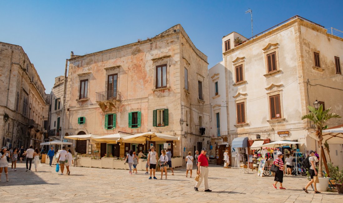 Piazza Vittorio Emanuele II. Credits LauraVl / Shutterstock