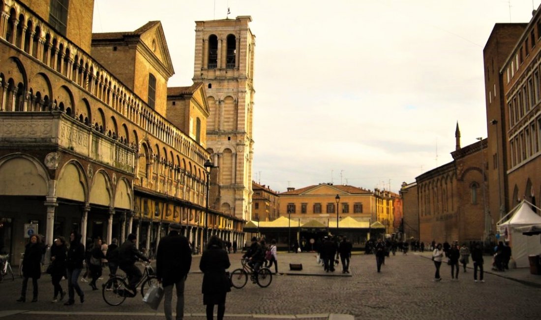 Ferrara, Piazza Trento e Trieste © Rivoglio la Barbie