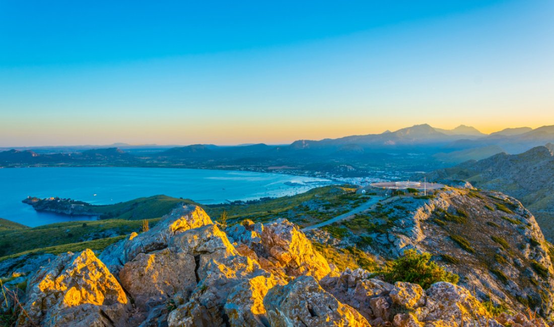 La costa e i rilievi presso Pollença. Credits trabantos / Shutterstock