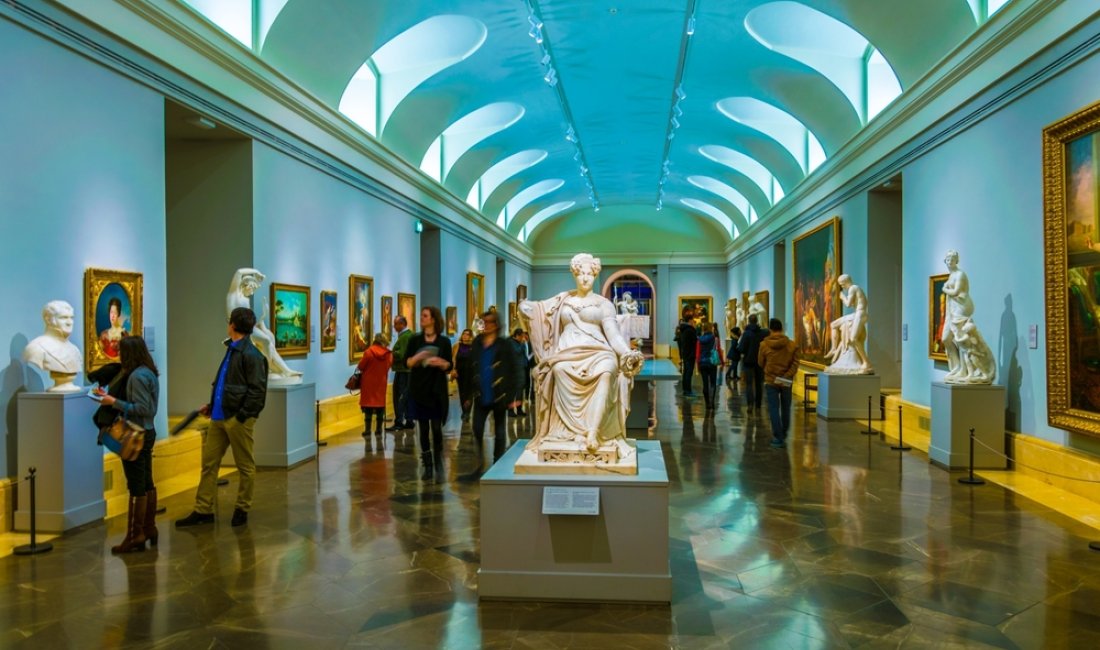 Dipinti e sculture in un corridoio del Prado. Credits trabantos / Shutterstock