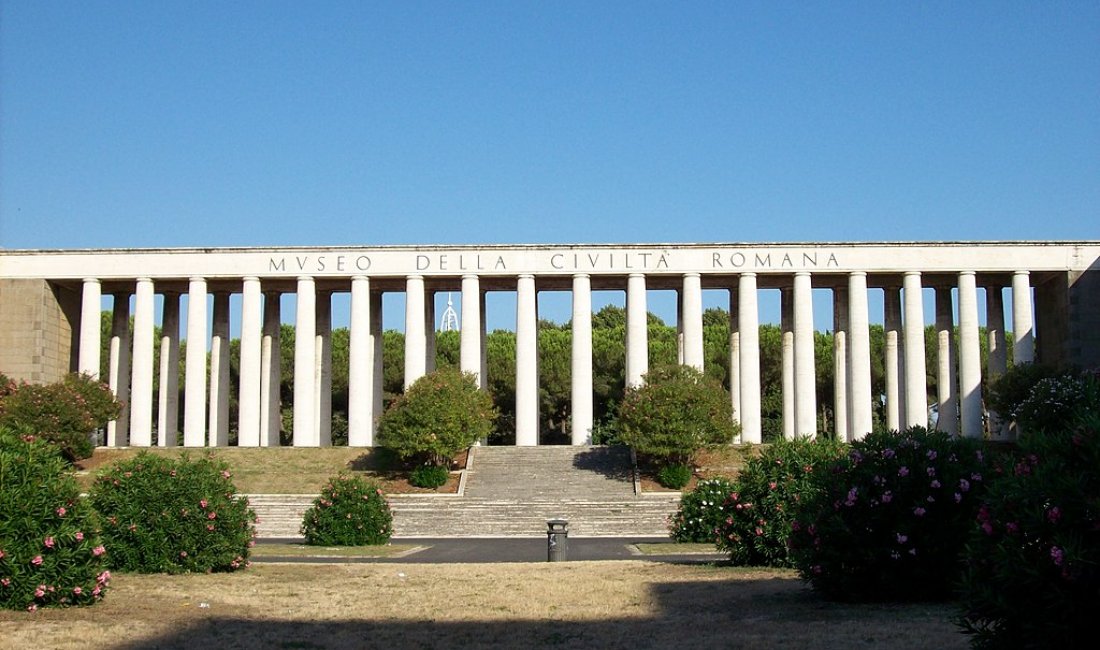 Il colonnato del Museo della Civiltà Romana | Credit Blackcat - Wikipedia