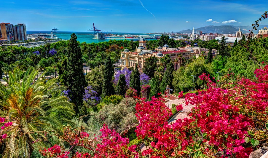 Panorama di Málaga dal castello di Gibralfaro. È visibile l'Alcazaba. Credits Romas_Photo Shutterstock