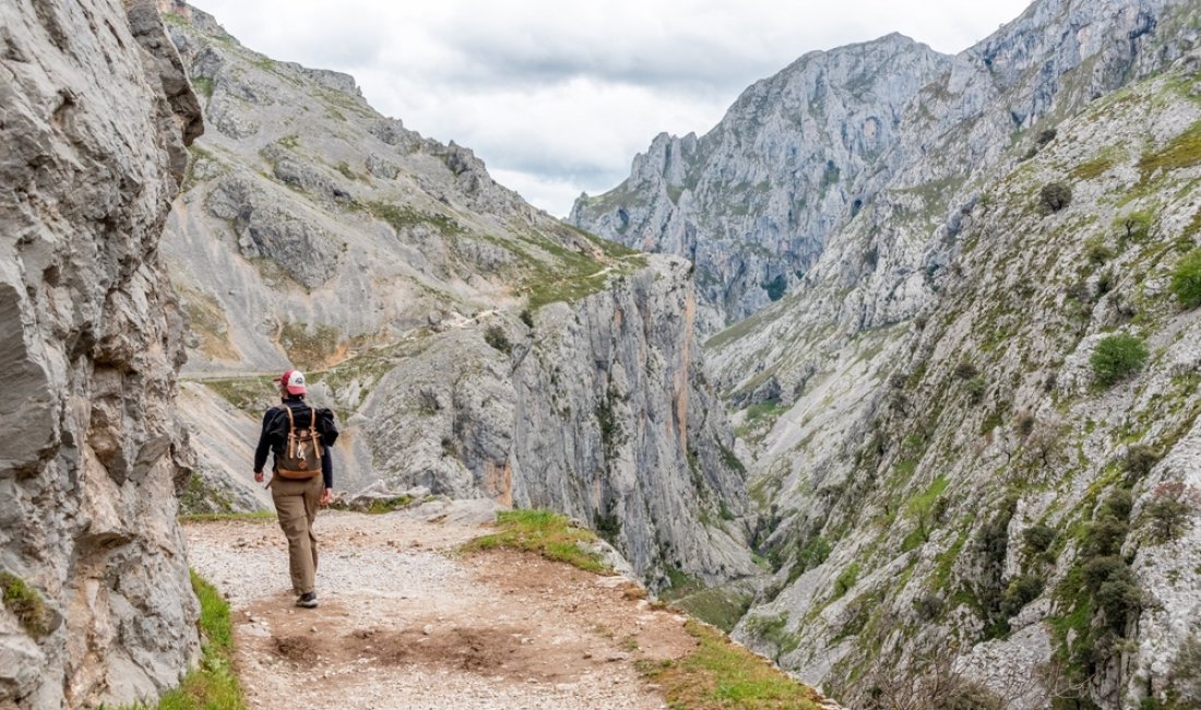 Un escursionista nei Picos de Europa. Credits imagoDens / Shutterstock