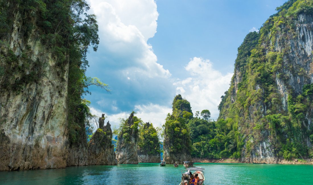 Un'uscita in barca nel Parco Nazionale di Khao Sok. Credits Sam Spicer / Shutterstock