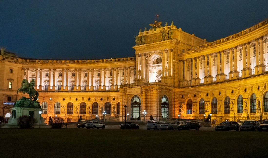 La Hofburg illuminata. Credits ShapikMedia / Shutterstock