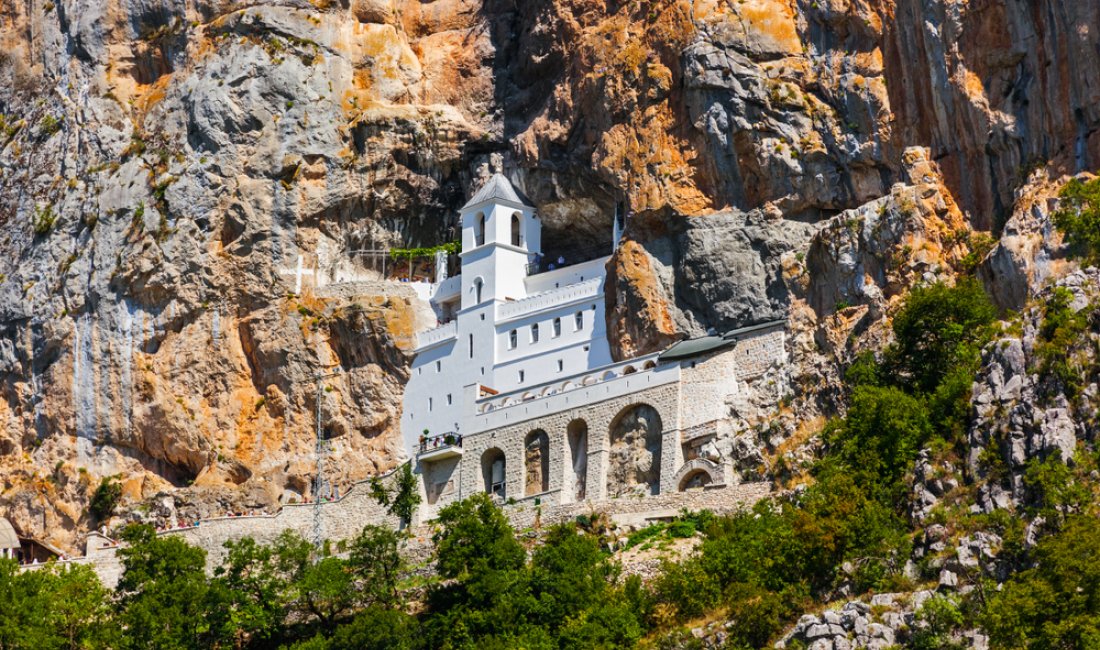 Il monastero di Ostrog arroccato sul monte. Credits Tatiana Popova / Shutterstock