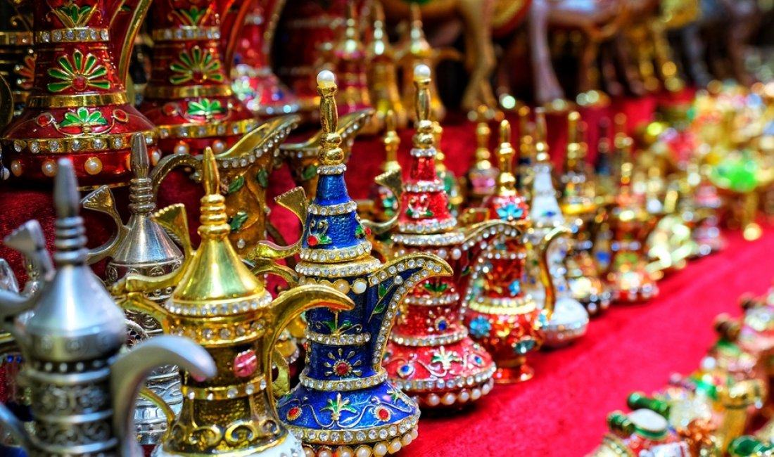 Lampade esposte nel Suq di Mutrah. Credits Thousand Travel Tales / Shutterstock