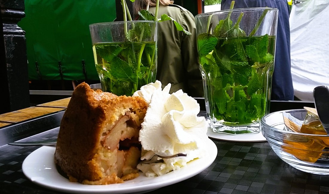 Una fetta di torta e un tè da Winkel. Credits Giovy Malfiori
