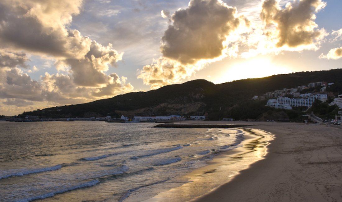 Tramonto sulla spiaggia a Sesimbra © Viaggia e scopri