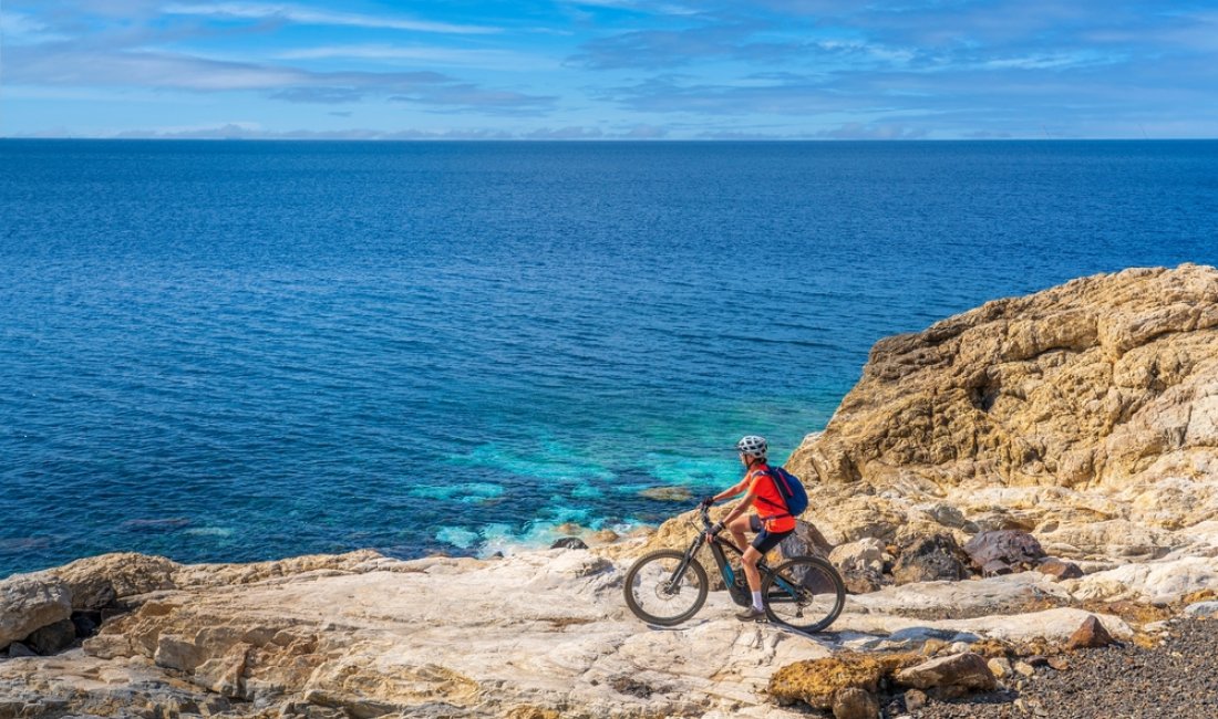 In bicicletta sui sentieri dell'elba. Credits Umomos / Shutterstock