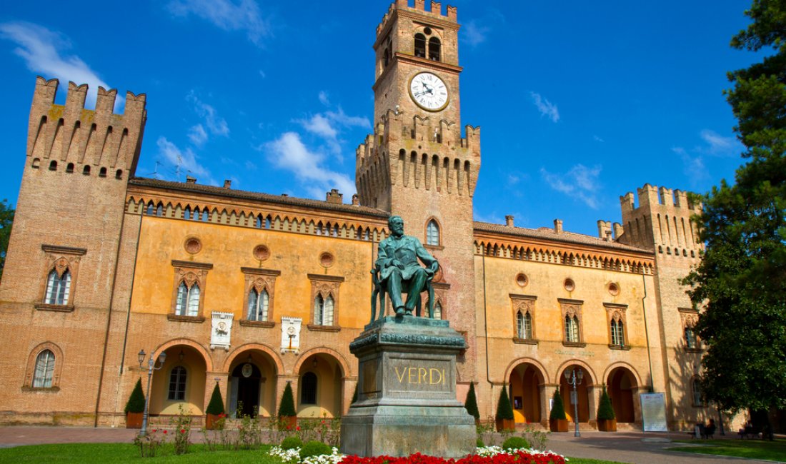 Busseto, piazza Giuseppe Verdi con il monumento al Maestro. Credits Luca Santilli / Shutterstock