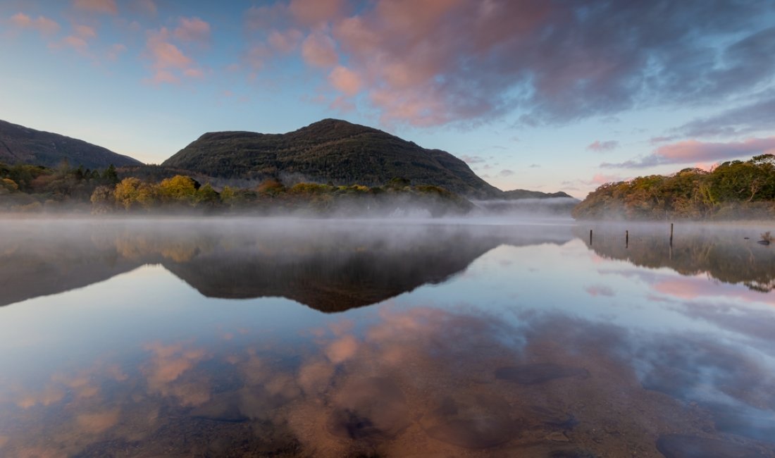 Le colline si specchiano nelle acque del Muckross Lake. Credits agaglowala / Shutterstock
