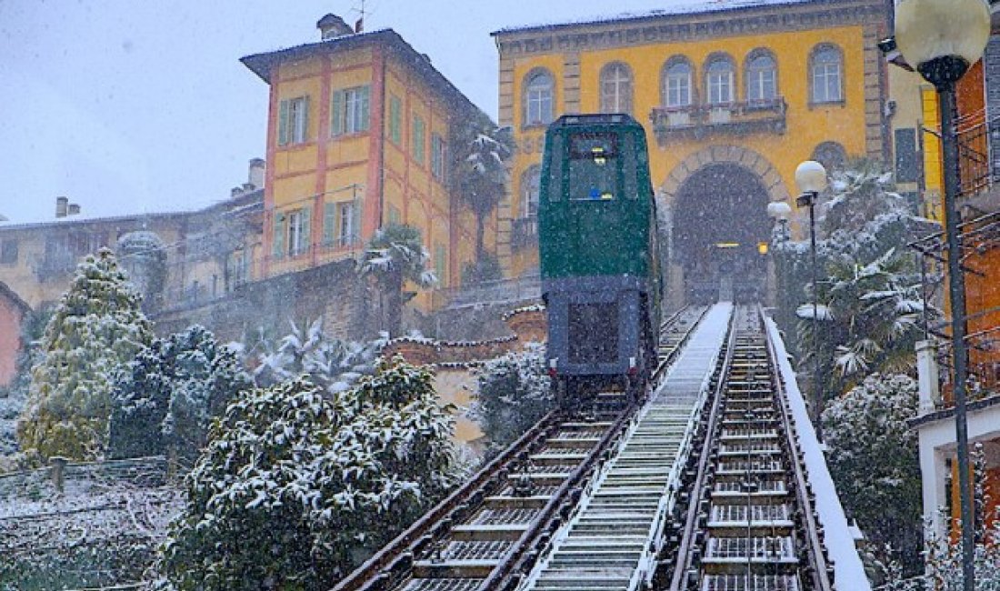 Biella, salita al Piazzo sotto la neve. Credits robertonencini / Shutterstock