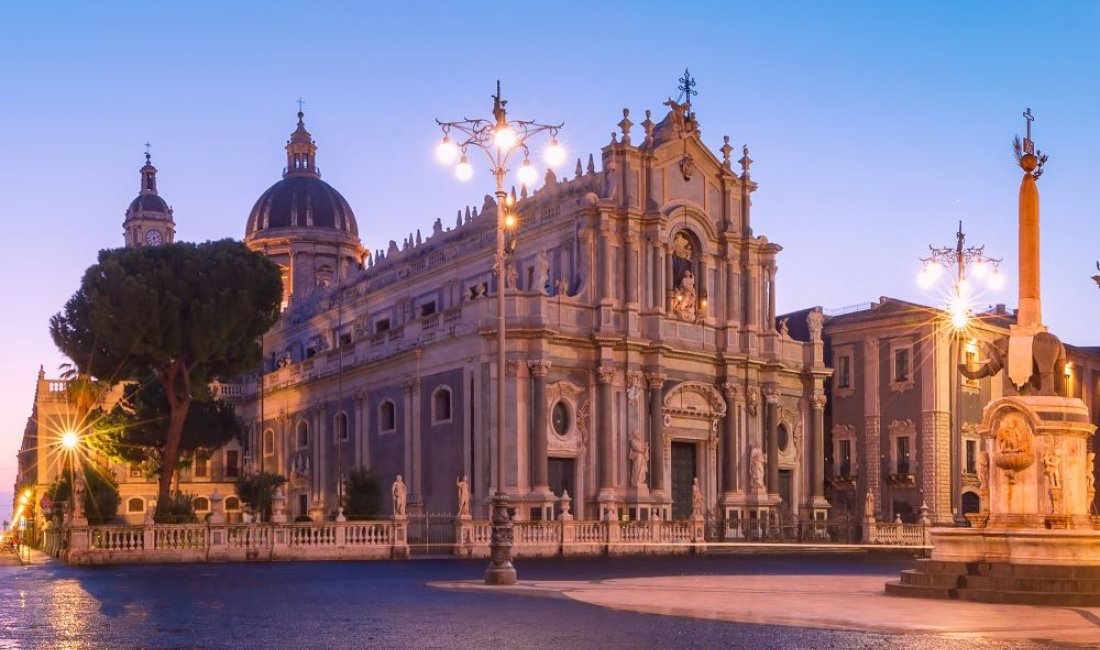 Catania, piazza del Duomo con il celebre elefante