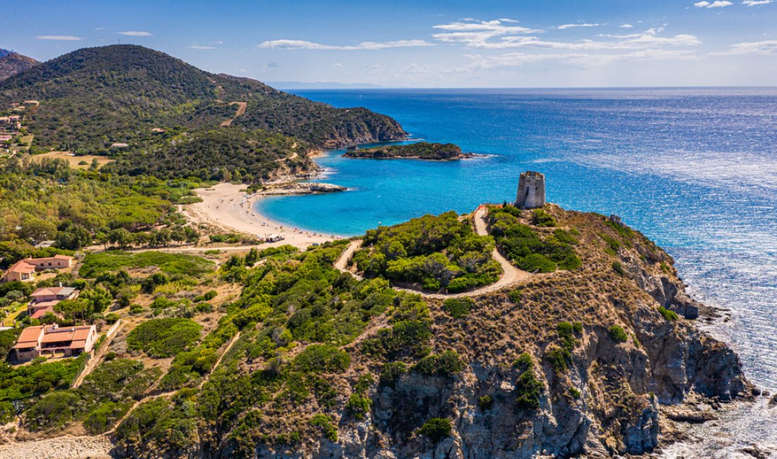 La torre di Chia a picco sul mare. Credits DaLiu / Shutterstock