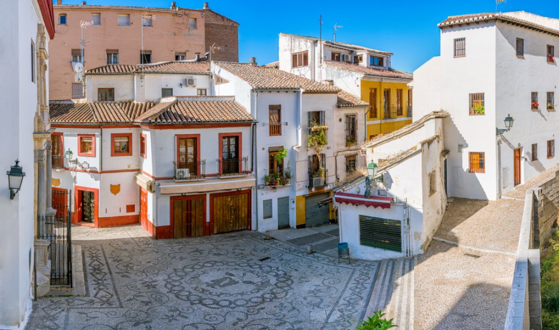 Case bianche affacciate su una piazzetta di Albaicín. Credits essevu / Shutterstock