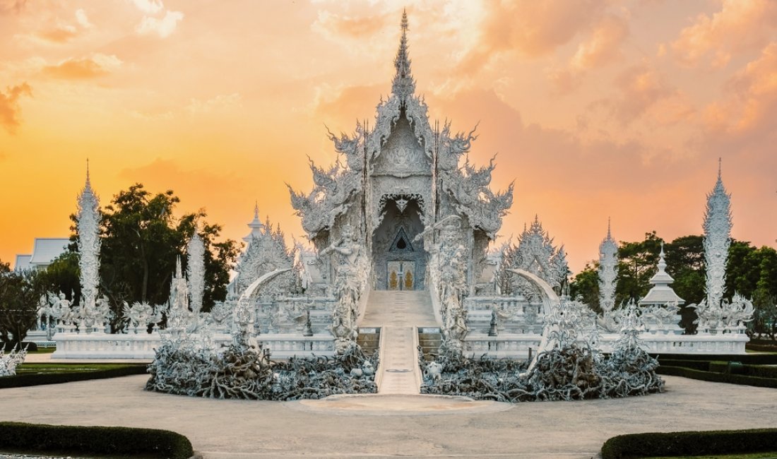 Tramonto al Wat Rong Khun. Credits fokke baarssen / Shutterstock