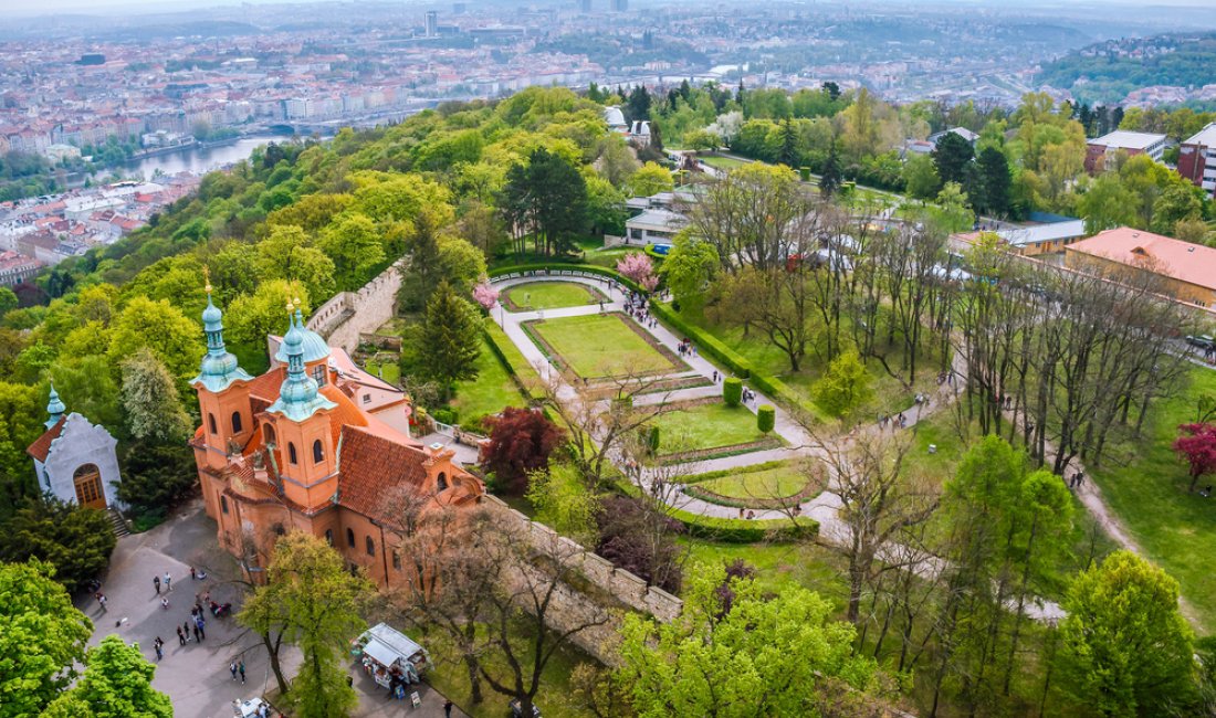 Una veduta della città dalla collina di Petřín. Credits fotosolutions / Shutterstock