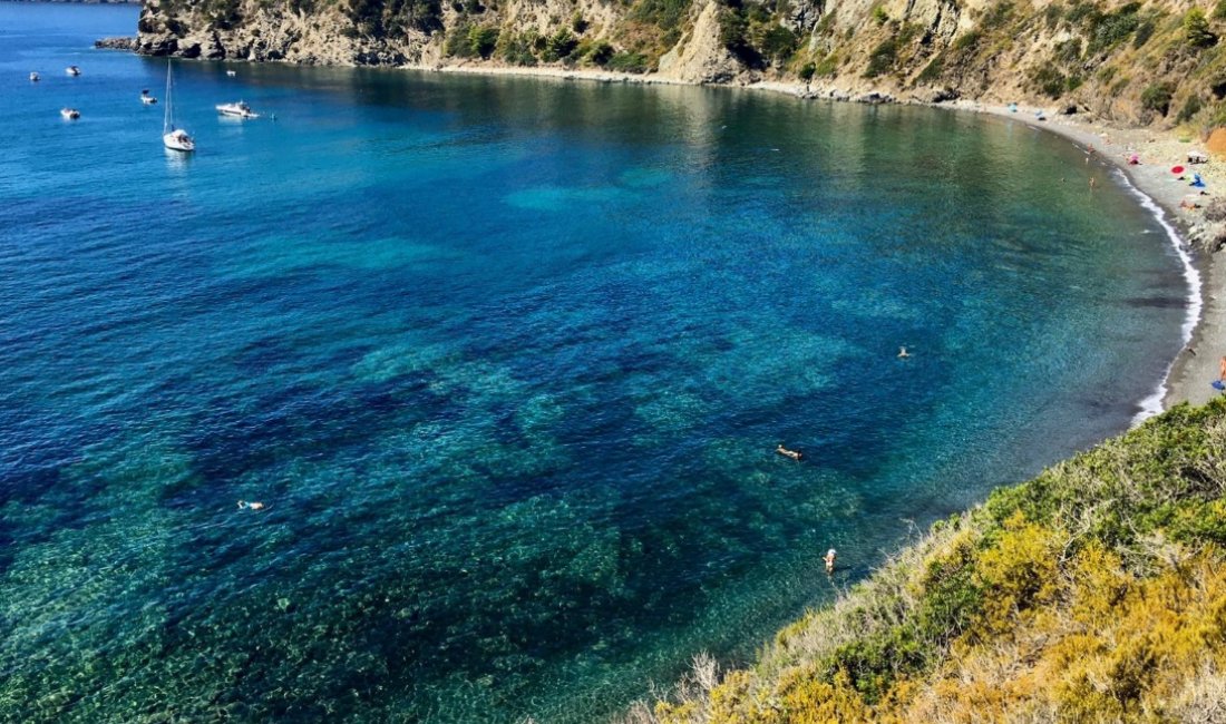 Vista sulla nascosta Acquarilli dall’impervio sentiero – copy Silvia Ganapini