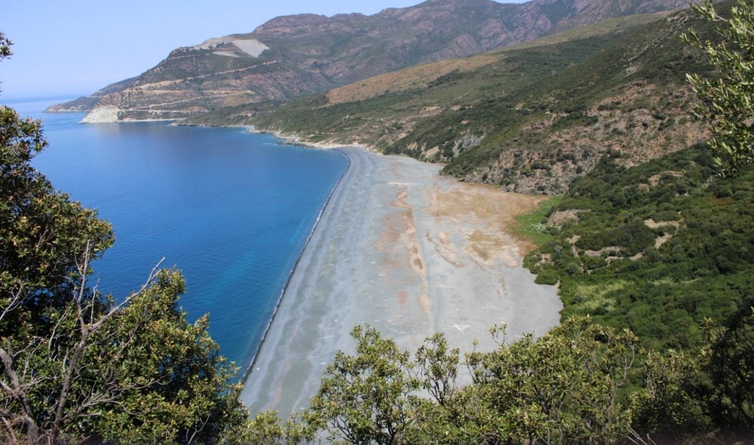 La nera spiaggia di Nonza vista dalla cima della torre | copy Francesco Giro