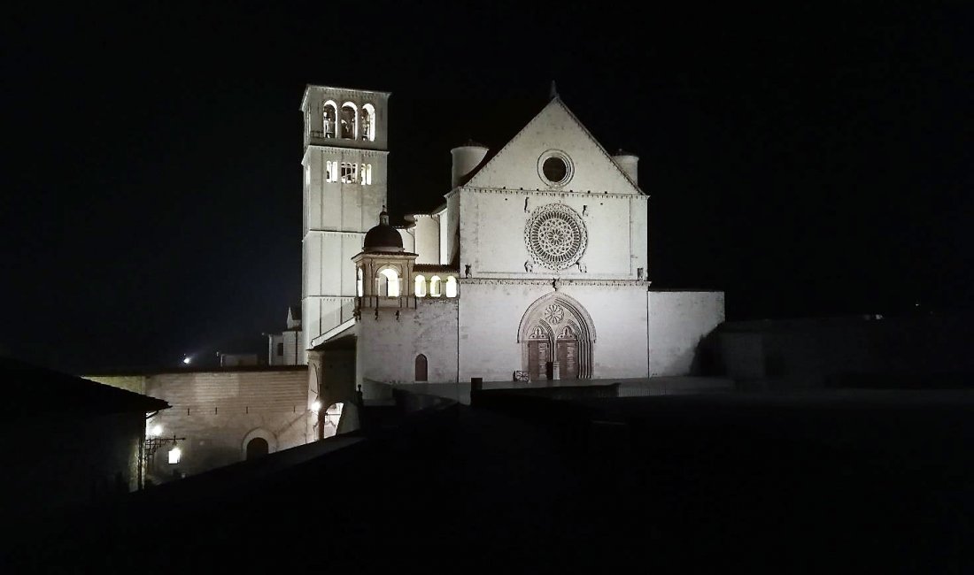 Assisi, la Basilica di San Francesco in notturna © Francesco Giro
