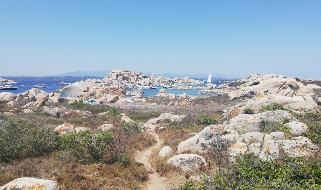 La tranquilla Cala Archiarinu sull’incontaminata isola di Lavezzi | copy Francesco Giro