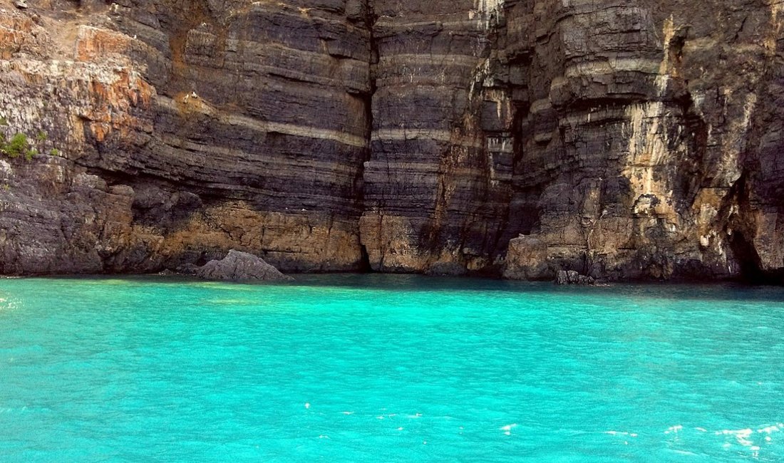 Baia degli Infreschi, roccia e mare