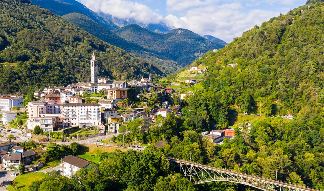 Intragna, con il suo alto campanile