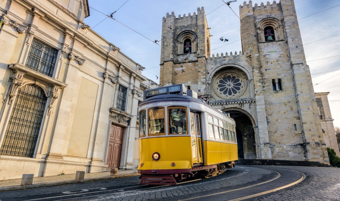  Lisbona, in giro con sua maestà il tram 28