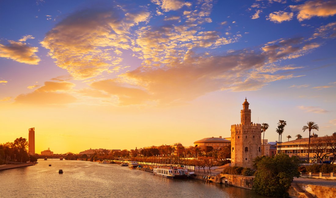 La Torre del Oro al tramonto. Credits lunamarina / Shutterstock