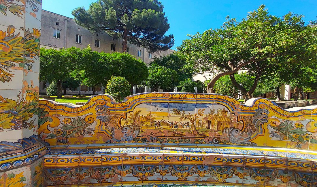 Le splendide maioliche di Santa Chiara