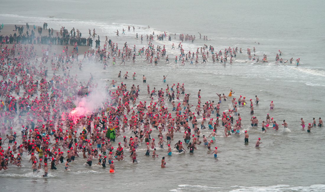 Olanda, i coraggiosi del bagno di Capodanno. Credits Nieuwjaarsduik / Shutterstock