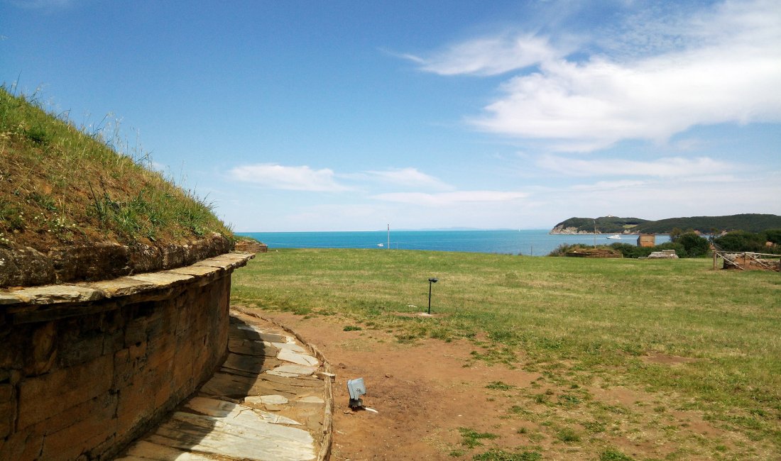 Una tomba a tumulo del Parco di Baratti © Selene Scinicariello