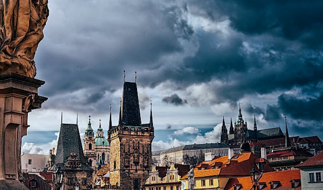 Praga, nuvole di pioggia sul Castello