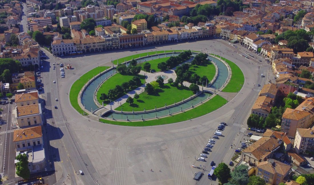Padova, un'insolita veduta aerea di Prato della Valle