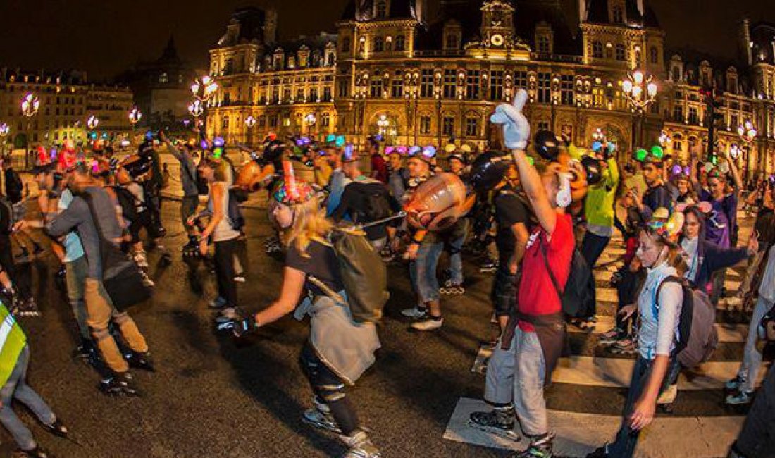 Sui roller davanti all’Hotel de Ville. Credits Manu Massabova / The Rider Post