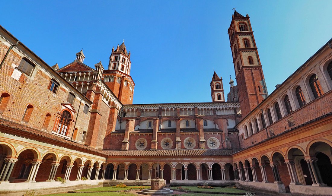 Vercelli: le forme severe ed imponenti del complesso di Sant'Andrea