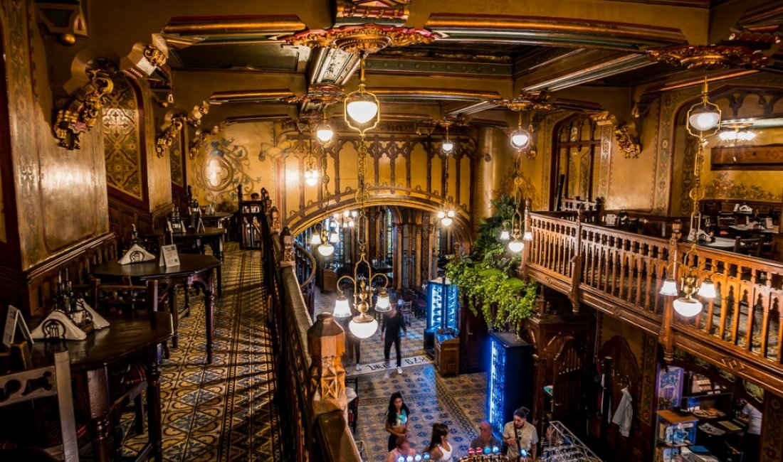 La sala del Caru’ cu Bere, uno dei ristoranti storici della città. Credits saxanad / Shutterstock