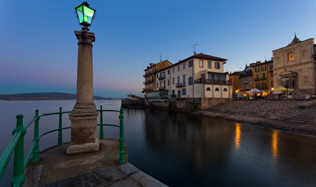 Arona, riflessi al tramonto