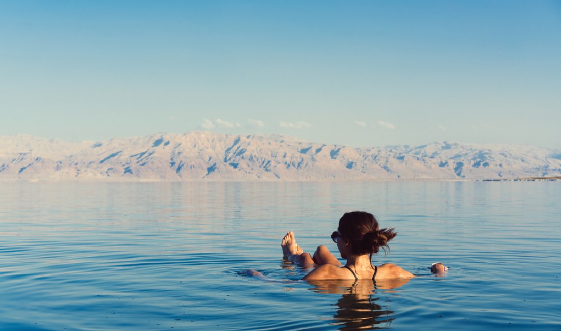 Galleggiando sul Mar Morto. Credits Hrecheniuk Oleksii / Shutterstock