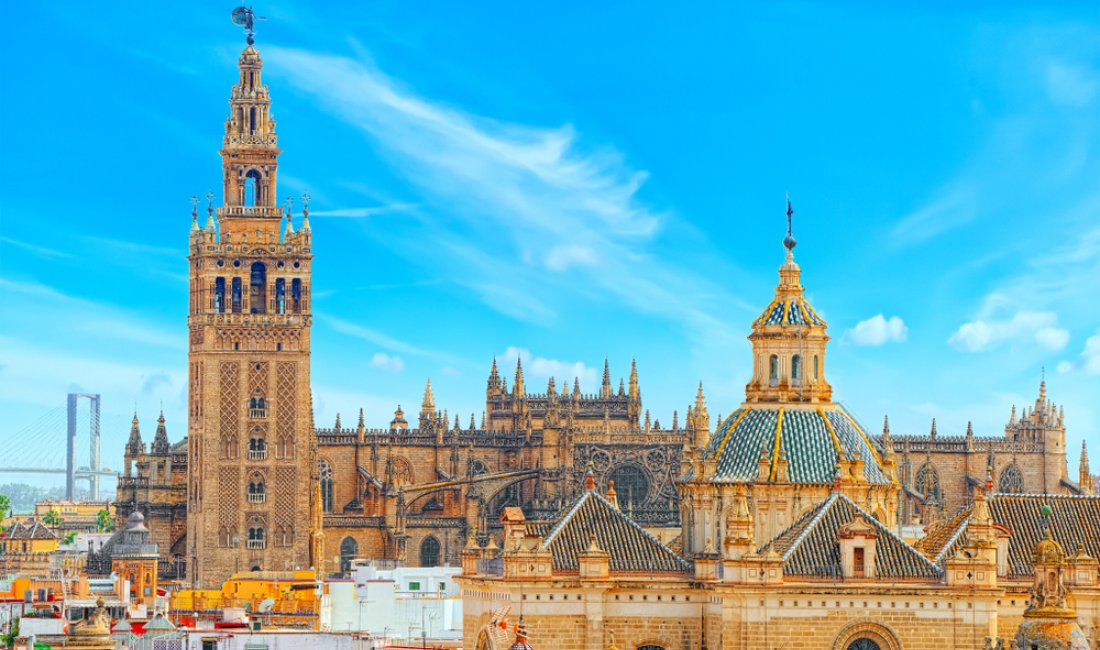 Siviglia, tutta l'imponenza della Cattedrale e della Giralda