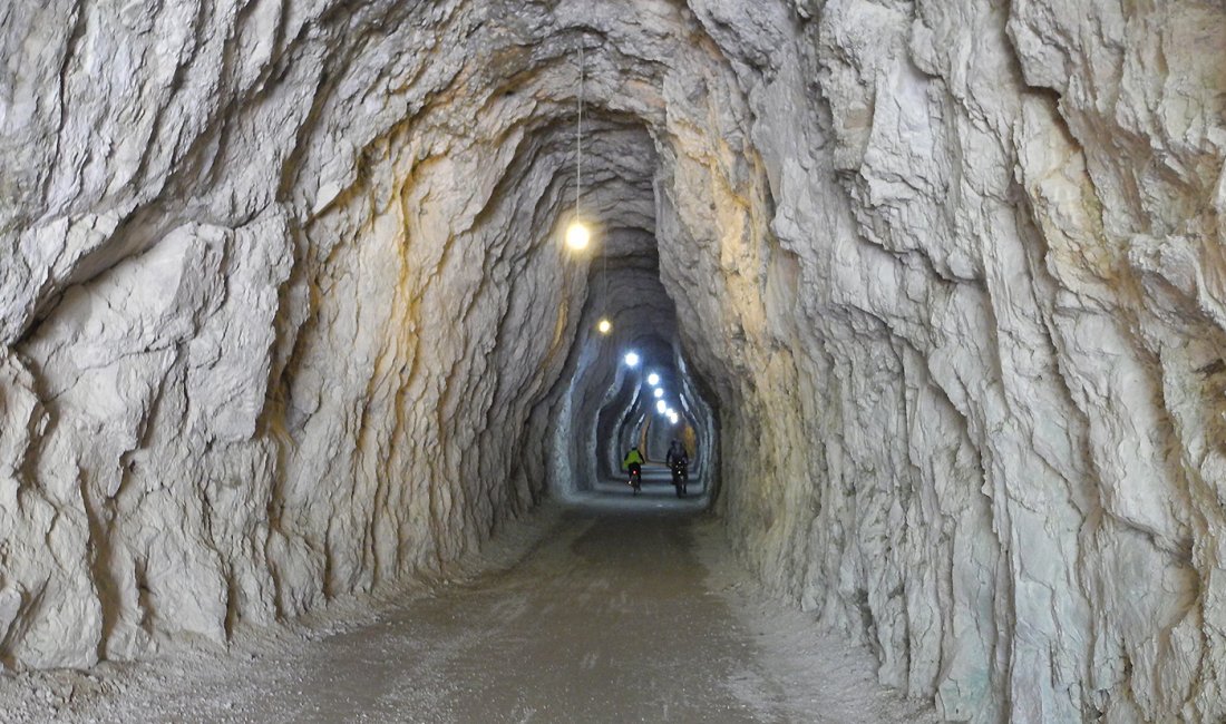 Una galleria della Ciclabile delle Dolomiti