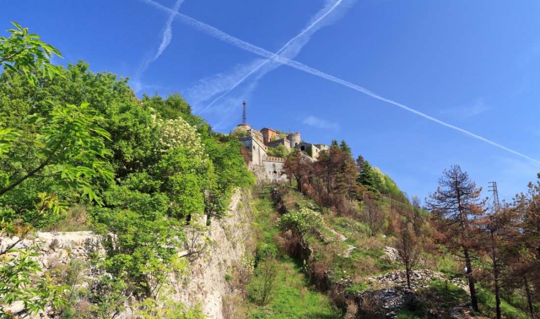 Genova: Forte Sperone e scie di aerei